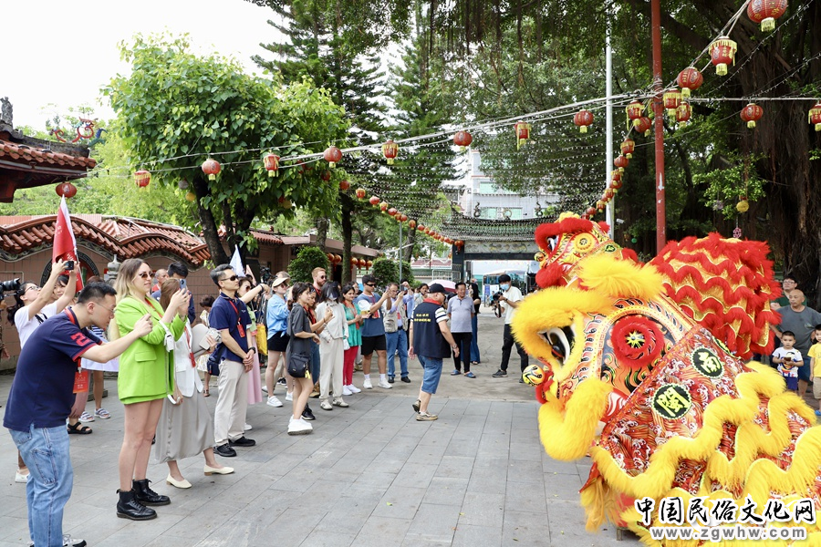 看到海澄城隍庙舞狮精彩表演,中外媒体采访团的成员们纷纷拿出手机拍照记录。人民网 谢小姿摄